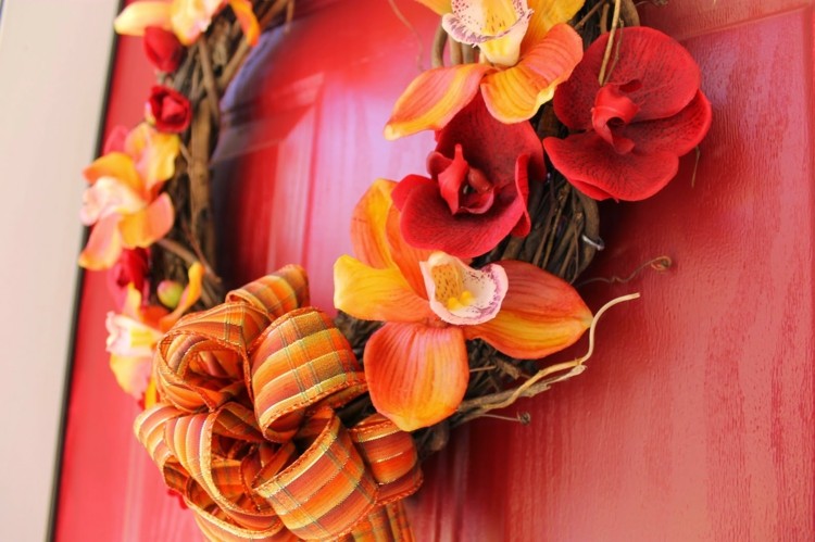orchideen deko und arrangements tuerkranz warme farben orange herbst