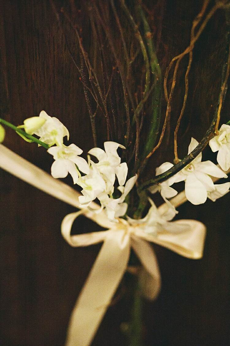 orchideen deko und arrangements weiss blueten schleife zweige
