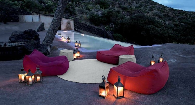 outdoor loungemöbel float sitzsack rot laternen romantik patio