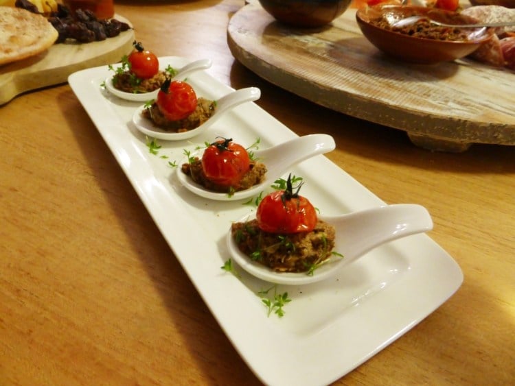 party-fingerfood-rezepte-ideen-snacks-cherry-tomaten-loeffel-servieren