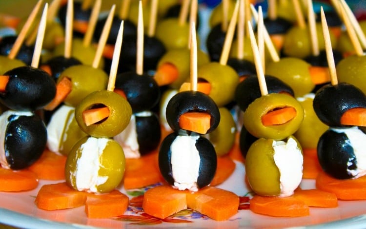 party-fingerfood-rezepte-ideen-snacks-oliven-karotten-pinguine