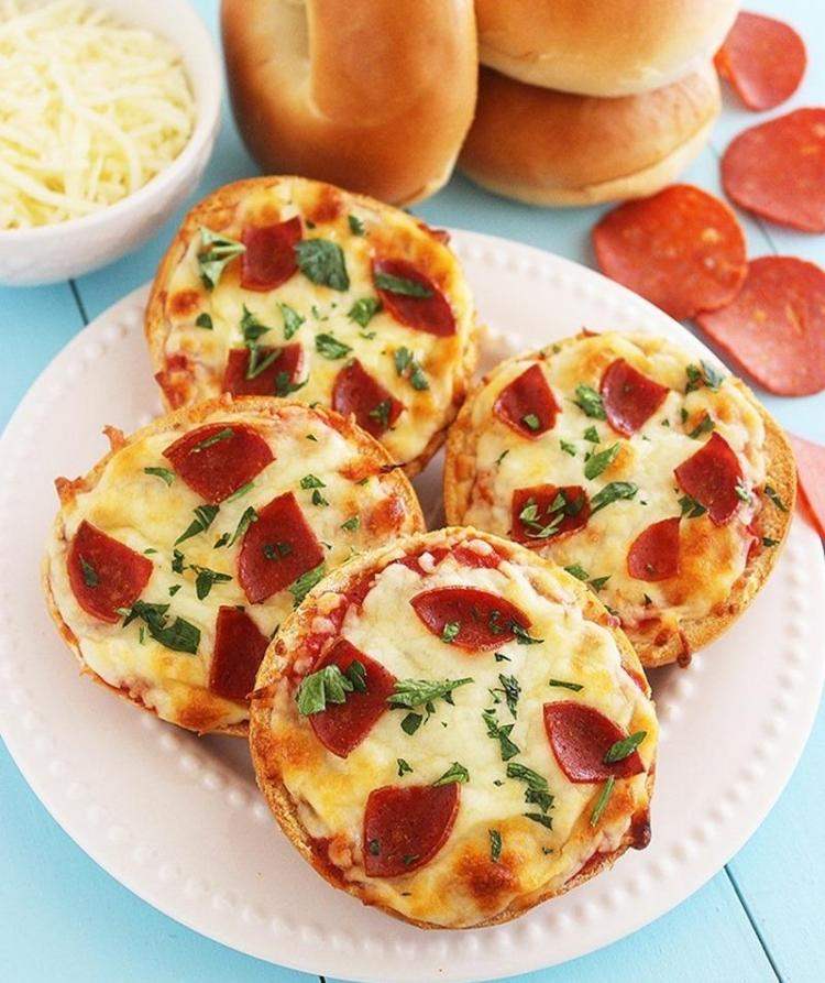 party-fingerfood-rezepte-warm-snacks-mini-pizza-salami