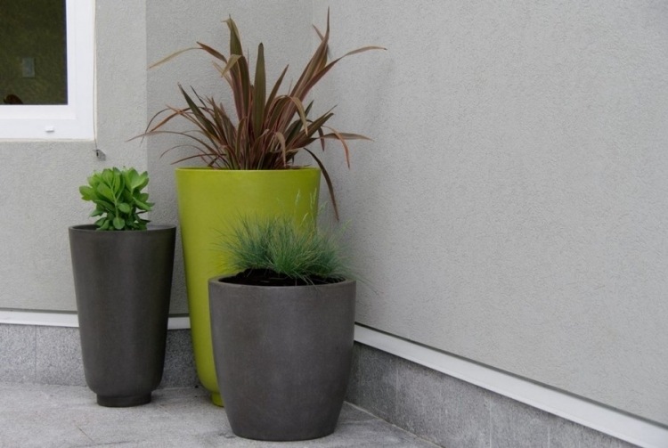 pflanzen-topfen-kubeln-terrasse-unterschiedliche-hohen-matte-oberflache