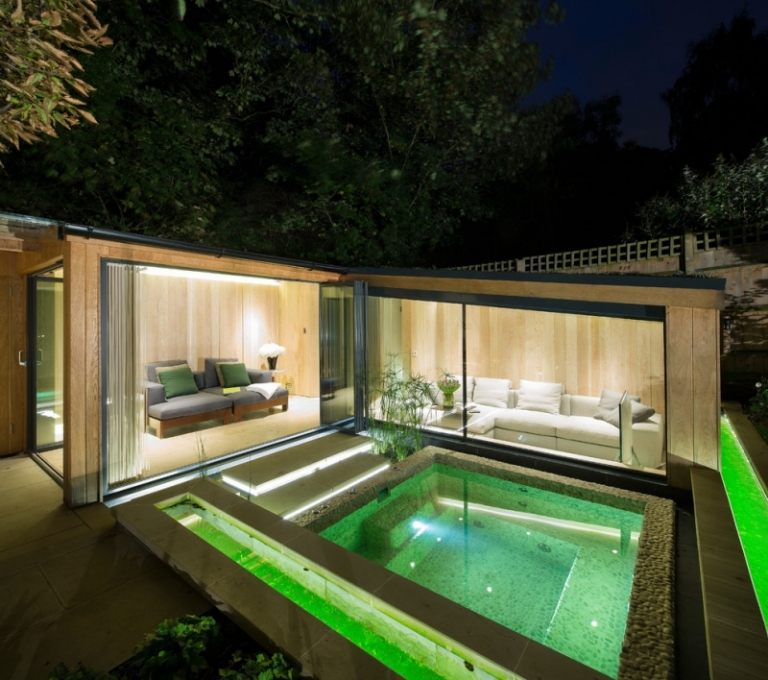 poolhaus-whirlpool-gruenes-licht-glasfronten