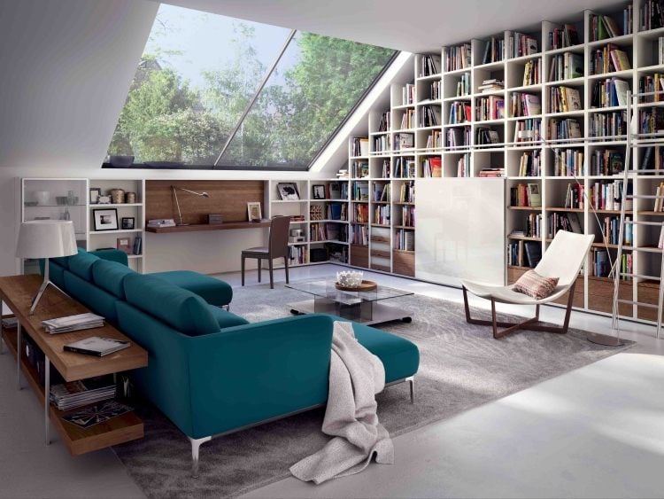 Regal für Dachschräge -wohnzimmer-bibliothek-couch-tuerkis-raum-weiss-dachfenster