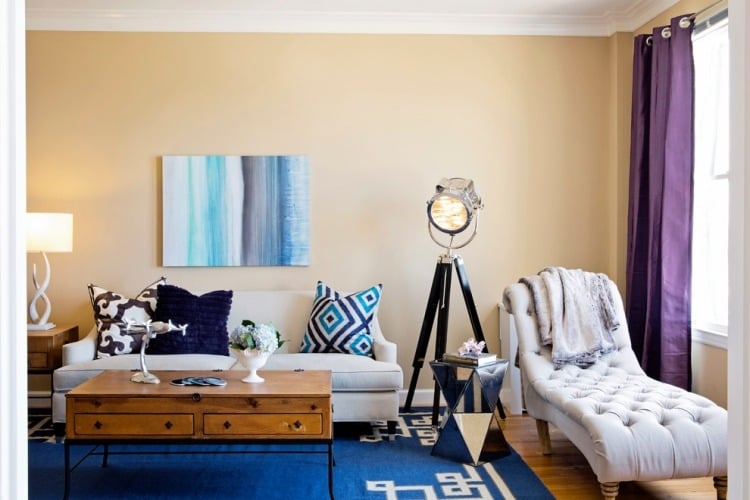 retro-industrielampen-stehleuchte-wohnzimmer-ocker-wandfarbe-blaue-deko