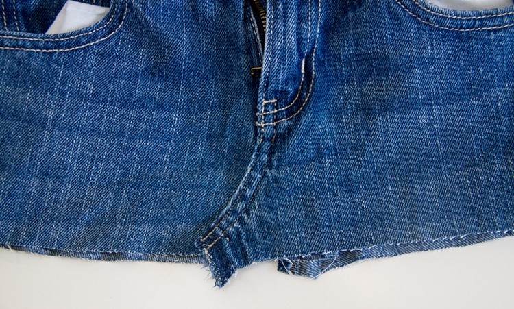 Rock aus einer alten Jeans nähen -denim-stof-ecke-gerade-ausschneiden-diy