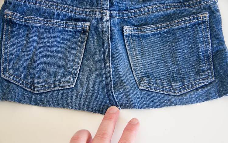 Rock aus einer alten Jeans nähen -hinten-zusammen-naehen-stoff-hosentaschen-diy
