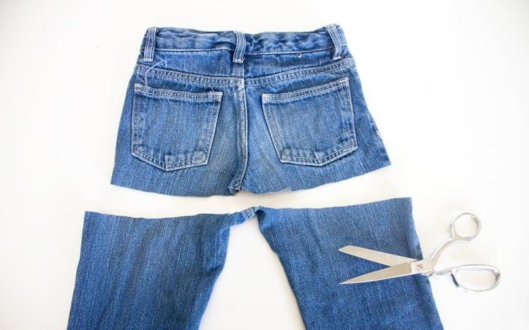Rock aus einer alten Jeans nähen -schneiden-messen-schere-blau-diy