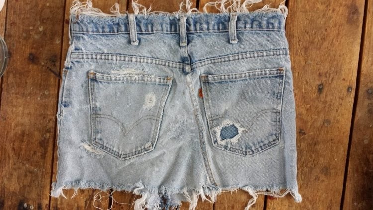 rock-einer-alten-jeans-naehen-sehr-kurz-zerrissen-ausgenutzr-look-denim