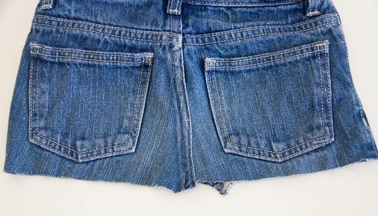 rock-einer-alten-jeans-naehen-vorne-hinten-gerade-ausschneiden-denim-diy