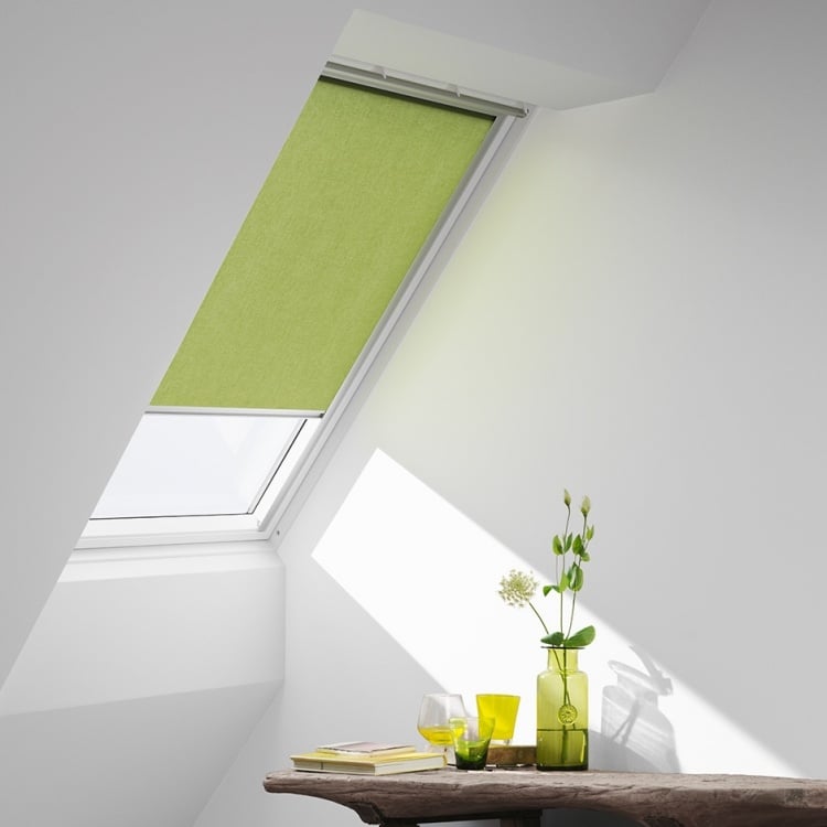 rollos-dachfenster-farbig-gruen-weiss-sideboard-deko-vase-blumen