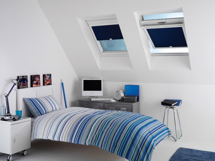 rollos-dachfenster-jugendzimmer-junge-blau-weiss-farbig-einzelbett-rechner