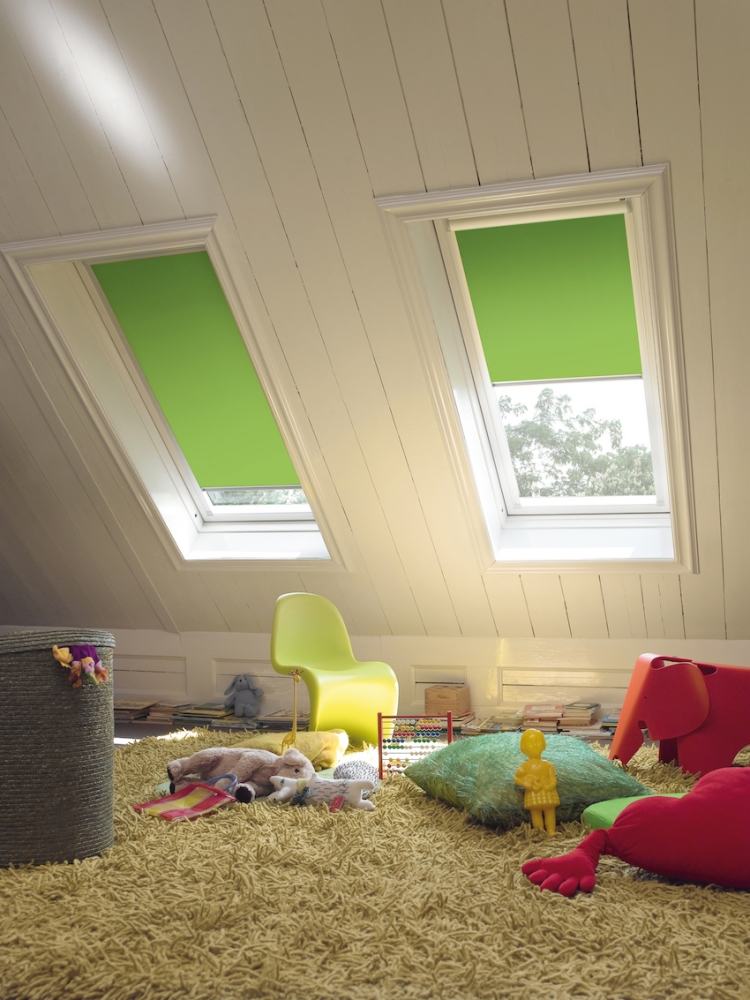 rollos-dachfenster-kinderzimmer-farbig-gruen-spielzeuge-kissen-kuscheltier-teppich