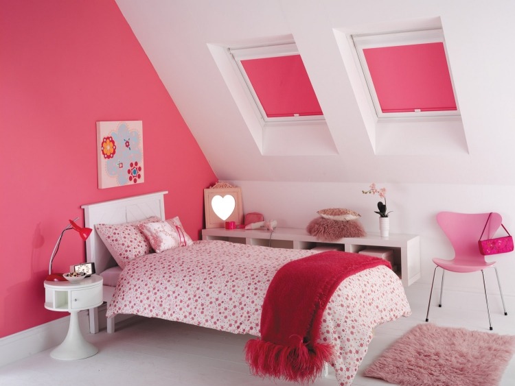rollos-dachfenster-pink-maedchenzimmer-fellteppich-weiss-rollostoff-farbig
