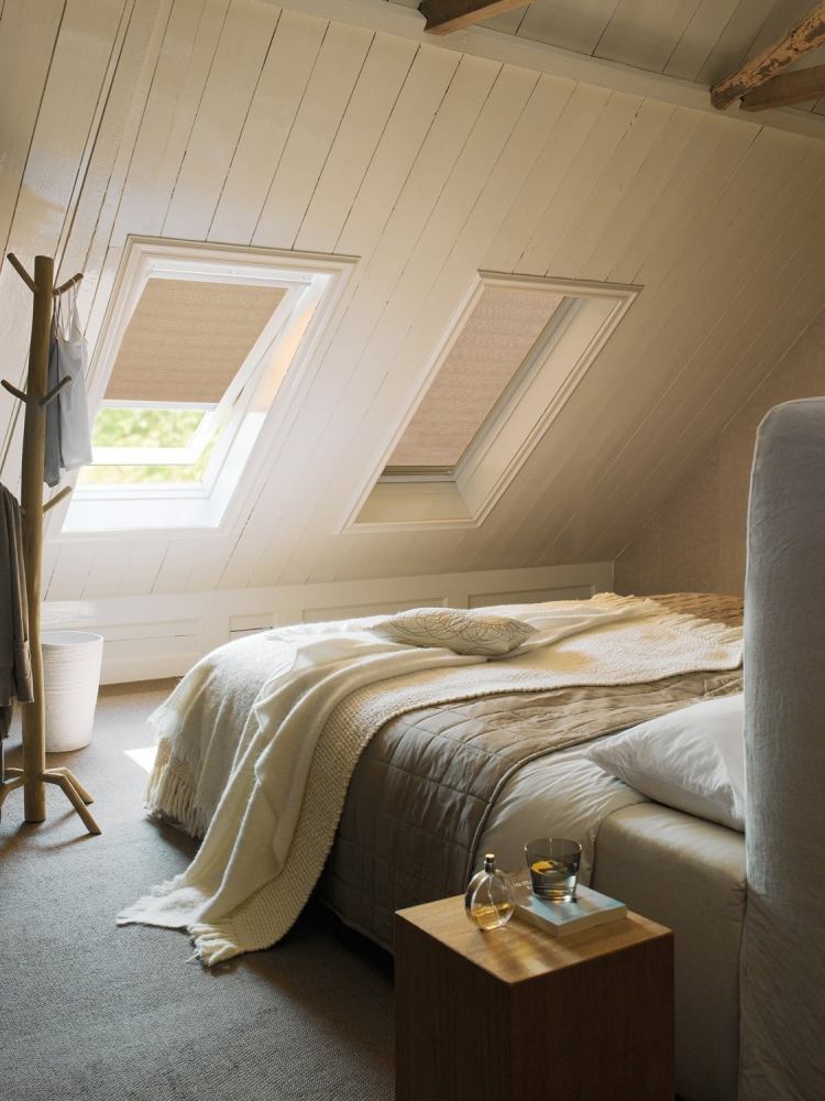 rollos-dachfenster-schlafzimmer-bett-bettdecke-teppichboden-wandverkleidung