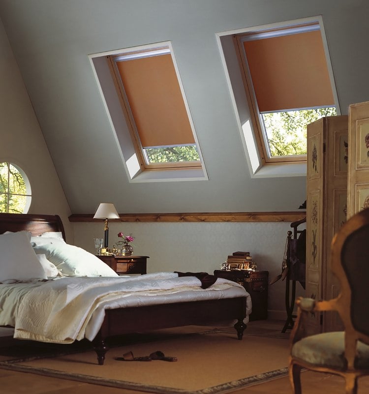 rollos-dachfenster-schlafzimmer-rustikal-teppich-bett-holz-braun-beige