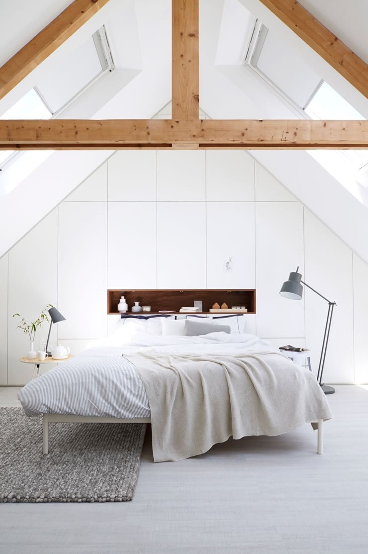 Rollos für Dachfenster -schralfzimmer-holztraeger-weiss-scandinavisch-design