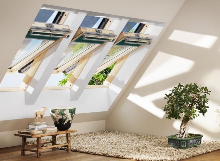 Rollos für Dachfenster -weiss-teppich-dekorativ-baum-hocker-deko