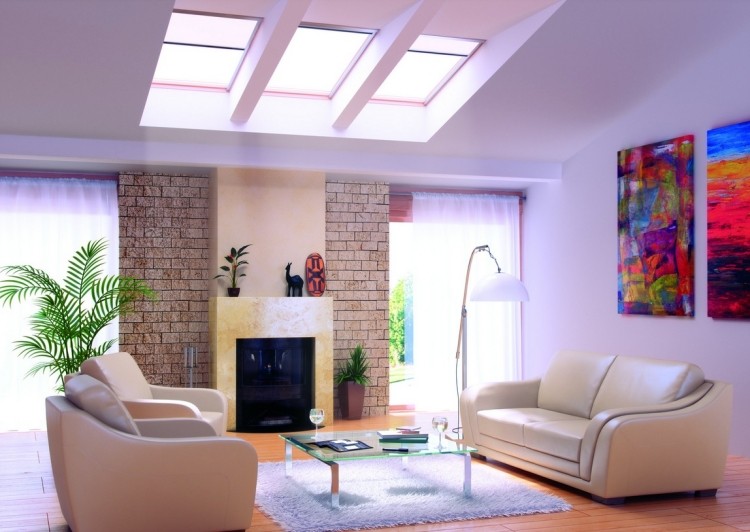 rollos-dachfenster-wohnzimmer-bilder-kunstwerke-kamin-ledercouch-sessel-holzboden
