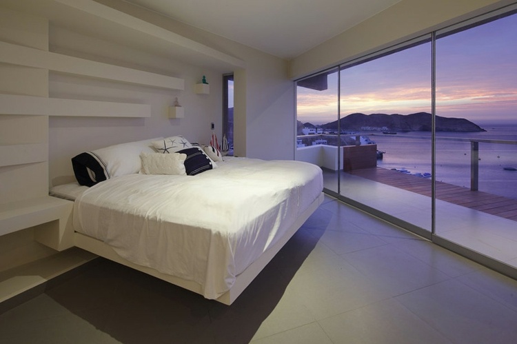 schlafzimmer ausblick moebel weiss modern grau fussboden meer sonnenuntergang
