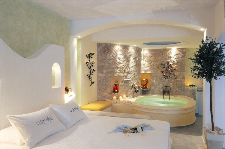 schlafzimmer-whirlpool-exotisch-mauerwand-bett-betwaesche-weiss-beleuchtung-romantisch-baum