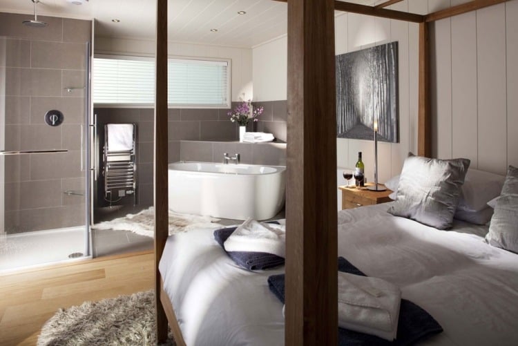 schlafzimmer-whirlpool-himmelbett-badewanne-weiss-integriert-duschkabine-offen
