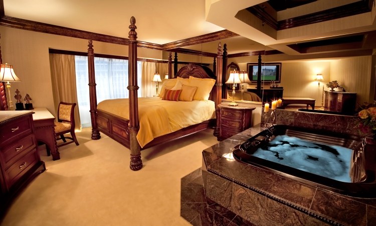 schlafzimmer-whirlpool-luxus-hotel-zimmer-barock-massivholz