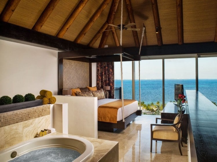 Schlafzimmer mit Whirlpool -meeresblick-exotisch-travertin-luxus-spruedel-bett-schoen