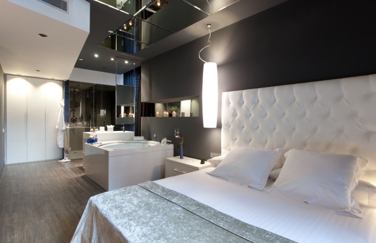 Schlafzimmer mit Whirlpool -schwarz-weiss-beleuchtung-raum-modern-mansarde