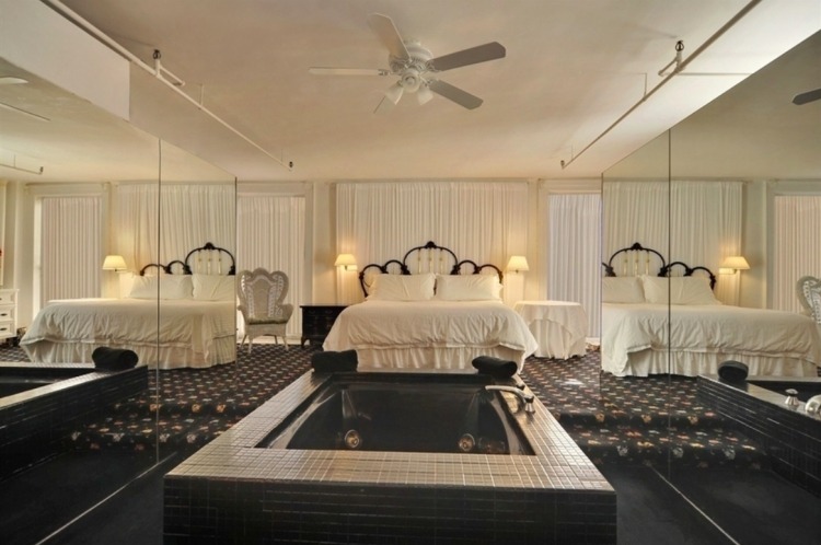 Schlafzimmer mit Whirlpool -schwarz-weiss-spiegel-design-luxus-mittig