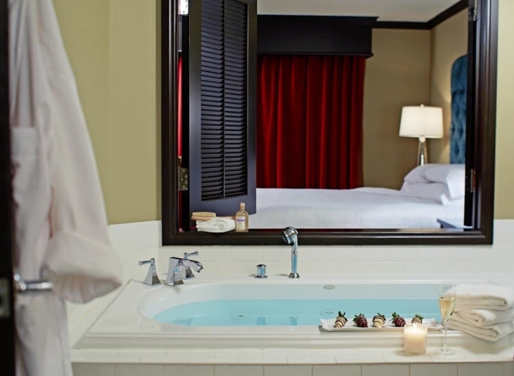 schlafzimmer-whirlpool-wanne-trennwand-fenster-romantik-idee-luxus