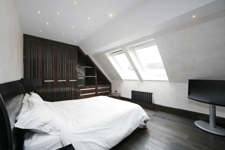 schranke-dachschrage-ideen-einbauschrank-braun-schwarz-regale-kombination-schlafzimmer