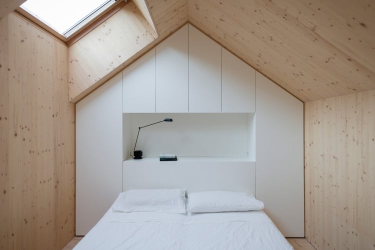 Schränke für Dachschräge -ideen-schlafzimmer-dachgeschoss-larchenholz-verkleidung-matt-weiss-einbauschrank-regal