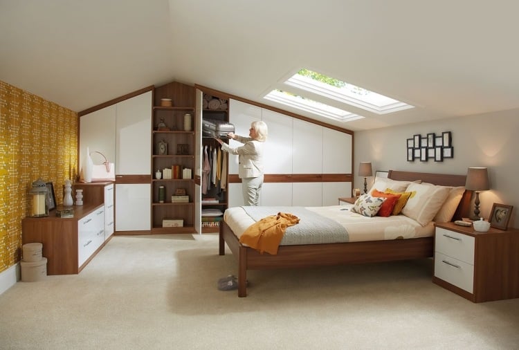 Schränke für Dachschräge -ideen-schlafzimmer-mittleres-holz-weisse-fronten-dachfenster