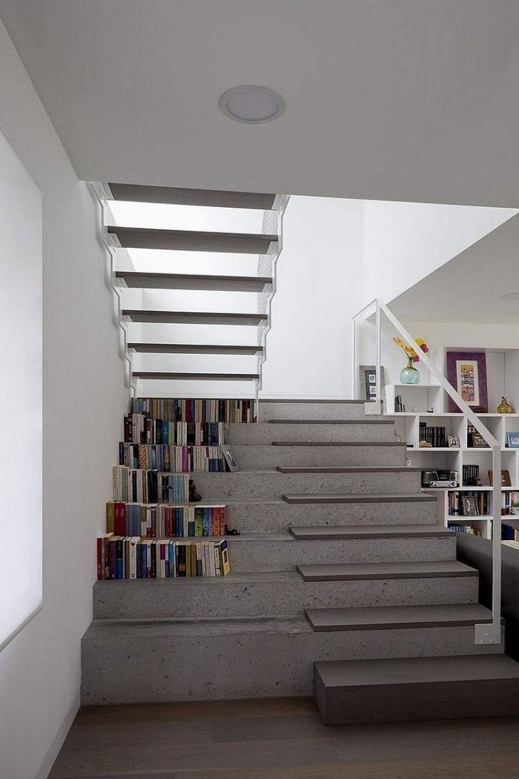schwebende-treppen-beton-grau-handlauf-weiss-bibliothek-licht-hell-geraeumig