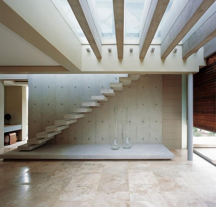 schwebende-treppen-beton-modern-design-naturstein-dacjfenster-tageslicht-interieur