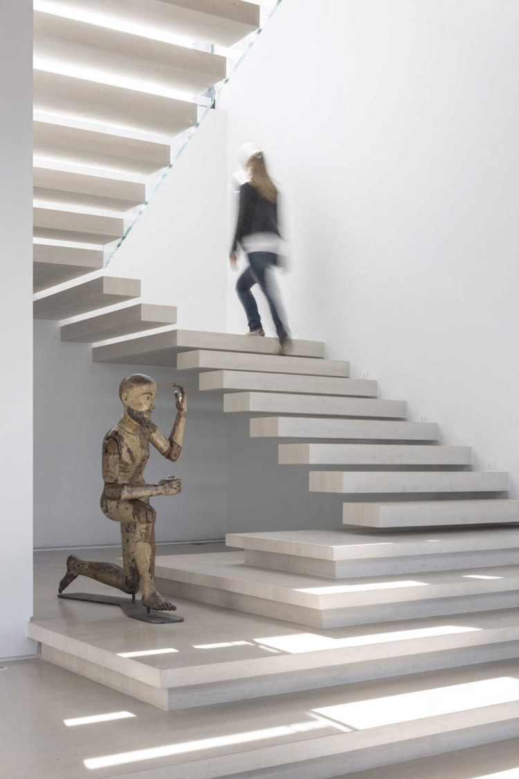 schwebende-treppen-beton-skulptur-treppenhaus-hell-wand-weiss-design