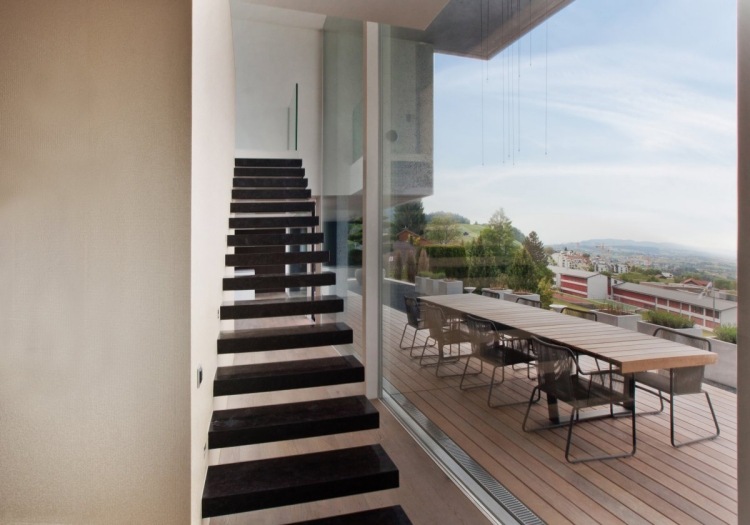 schwebende-treppen-dunkel-schwarz-terrasse-fensterwand-aussicht-modern-architektur