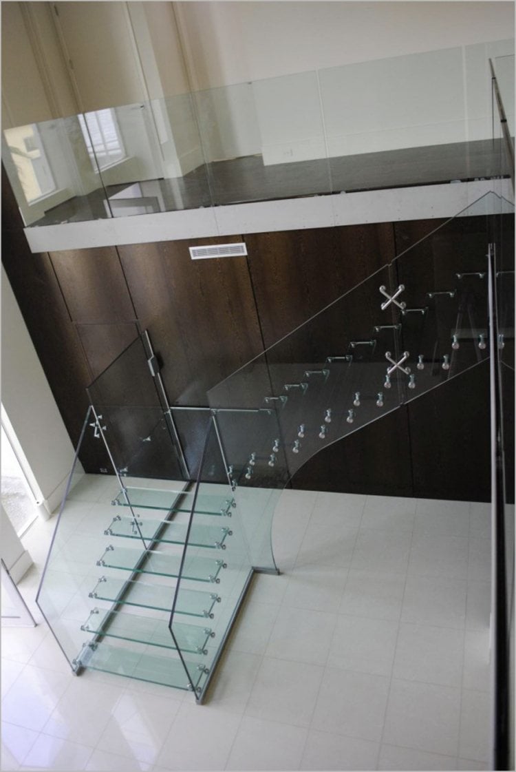 schwebende-treppen-glas-glasgelaender-fussboden-weiss-modern-design