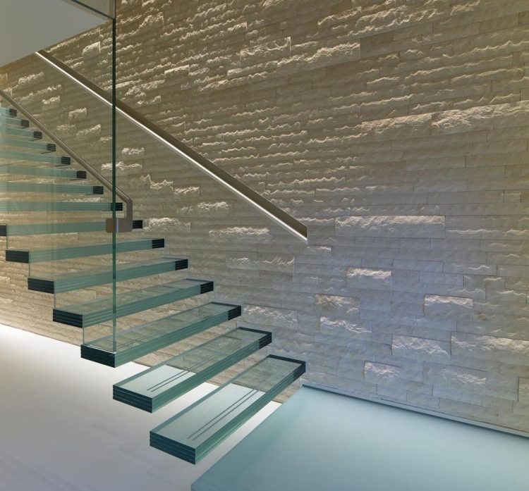 schwebende-treppen-glas-handlauf-edelstahl-wand-wandverkleidung-marmor-naturstein-weiss