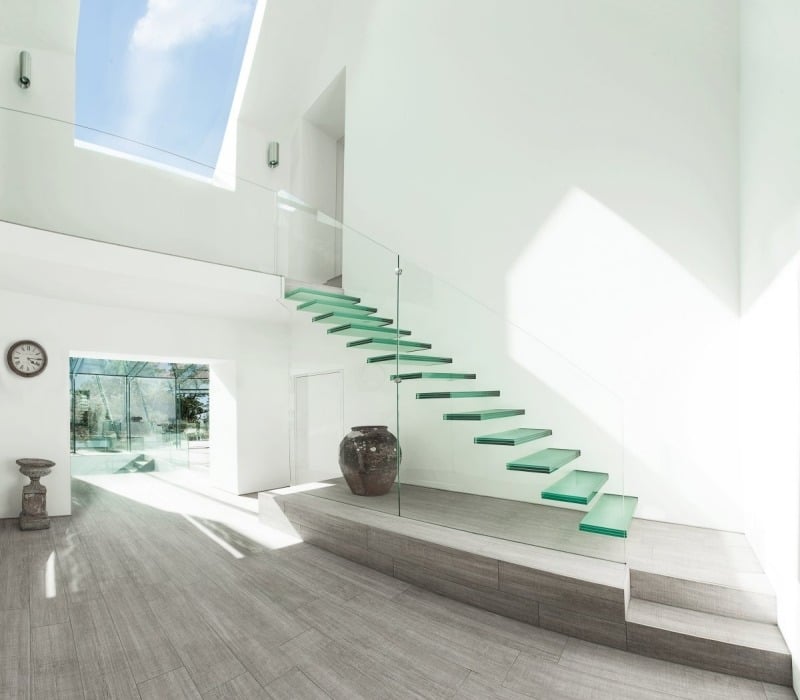schwebende Treppen -glas-minimalistisch-weiss-glasgelaender-modern-gestaltung-haus-offene-decke