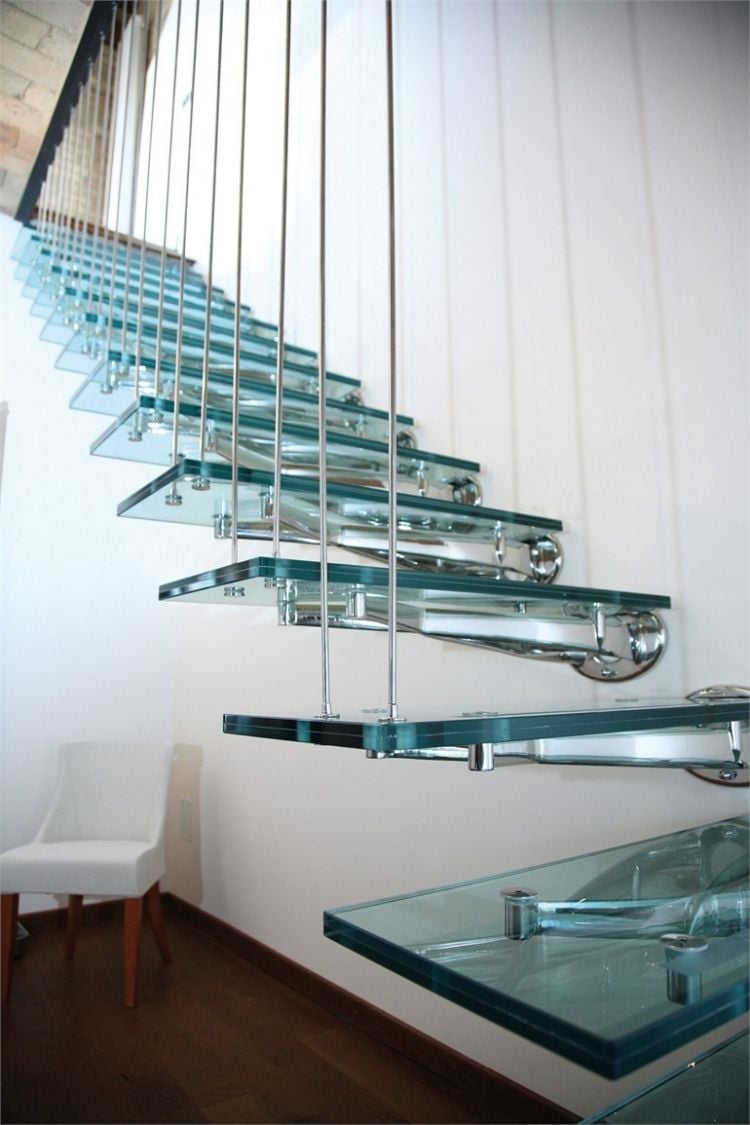 schwebende-treppen-glas-stahlseit-boden-polsterstuhl-weiss-wand-etage-modern