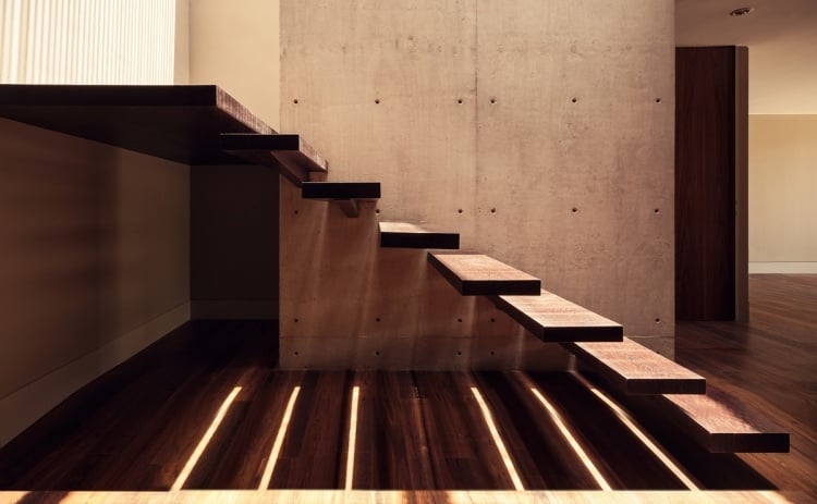 schwebende-treppen-holz-betonwand-licht-modern-design