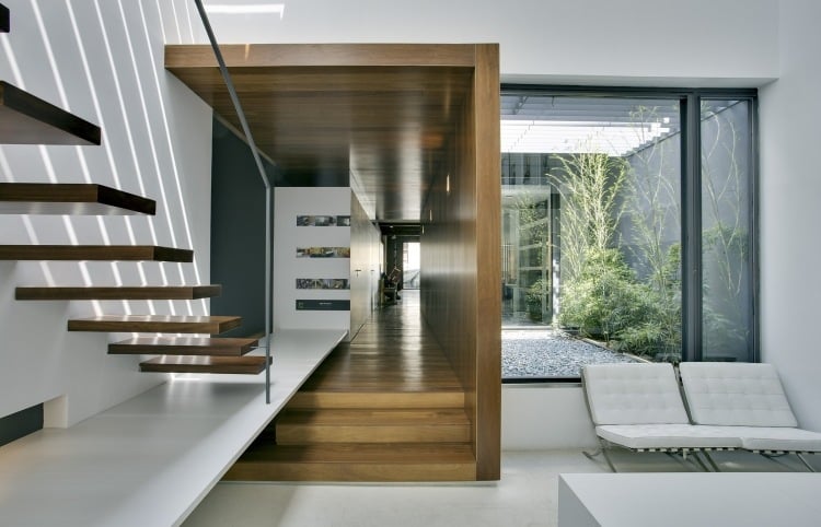 schwebende-treppen-holz-handlauf-stahl-metall-interieur-modern-design-innen