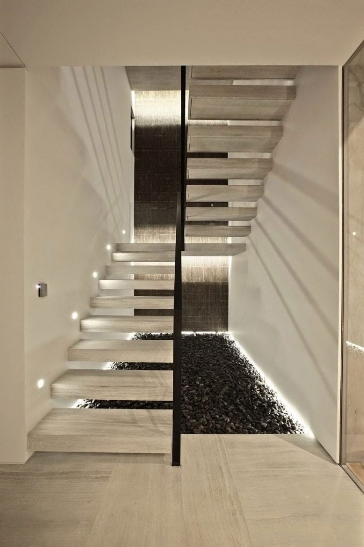 schwebende-treppen-naturstein-beton-kieselsteine-indirekte-beleuchtung