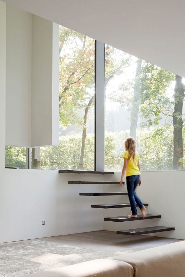 schwebende-treppen-schwarz-modern-design-fensterwand-wand-weiss-modern-design
