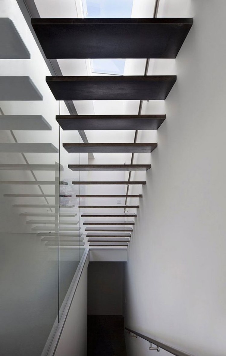 schwebende-treppen-schwarz-weiss-handlauf-metall-wand-glas-dachfenster