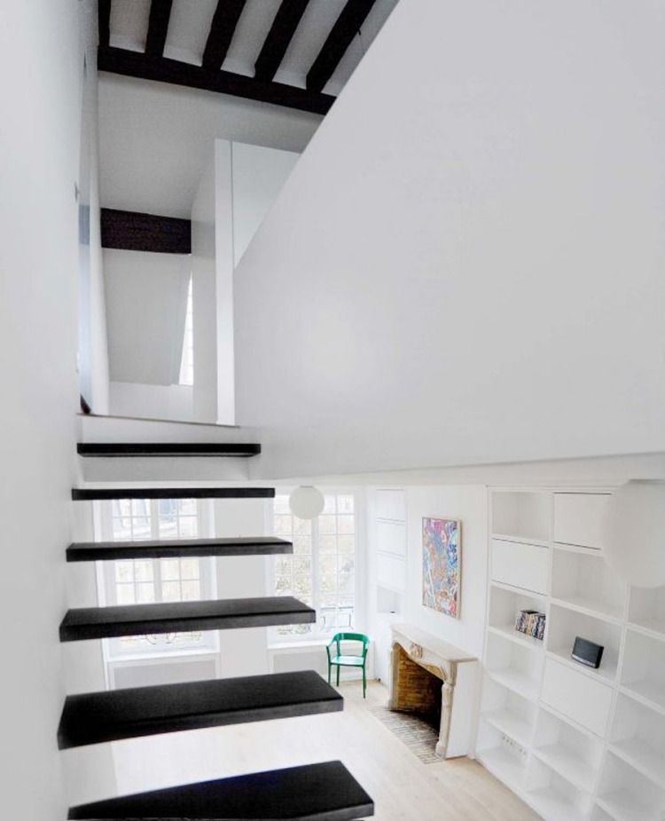 schwebende-treppen-schwarz-weiss-stufen-weiss-minimalistisch-regal-bibliothek