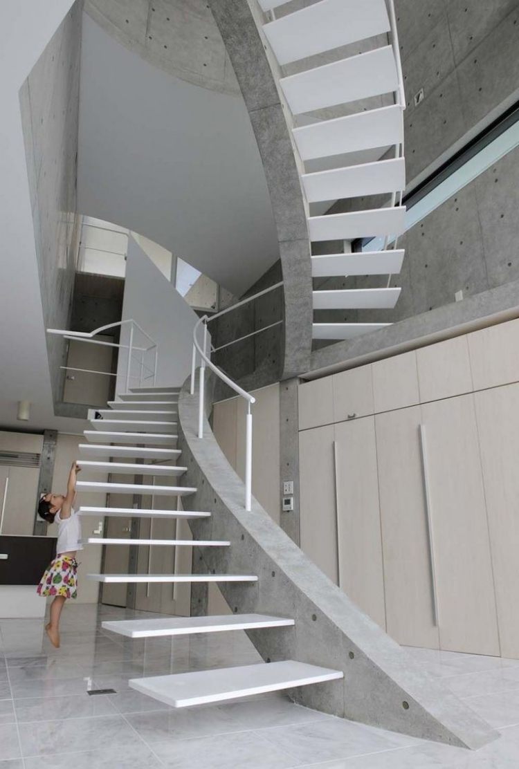 schwebende Treppen -weiss-beton-konstruktion-wendeltreppe-kind-modern-haus